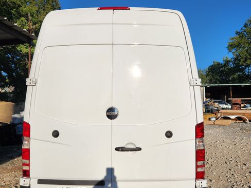 Used 2014 Freightliner Sprinter 2500 image 9