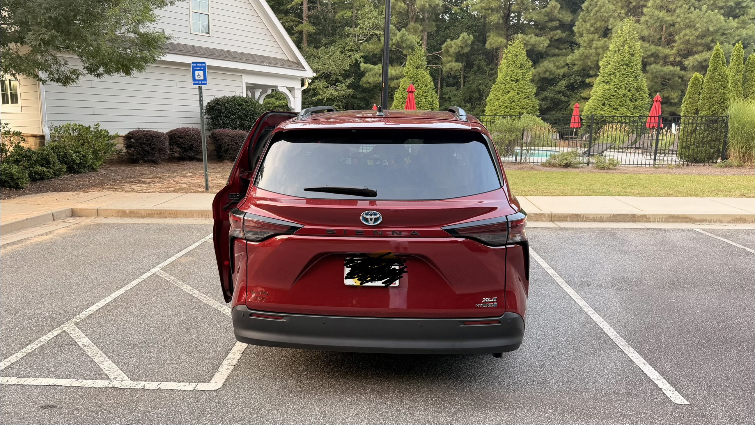 Used 2024 Toyota Sienna XLE FWD image 1