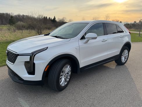 Used 2024 Cadillac XT4 Luxury w/ Cold Weather Package AWD/4WD image 6
