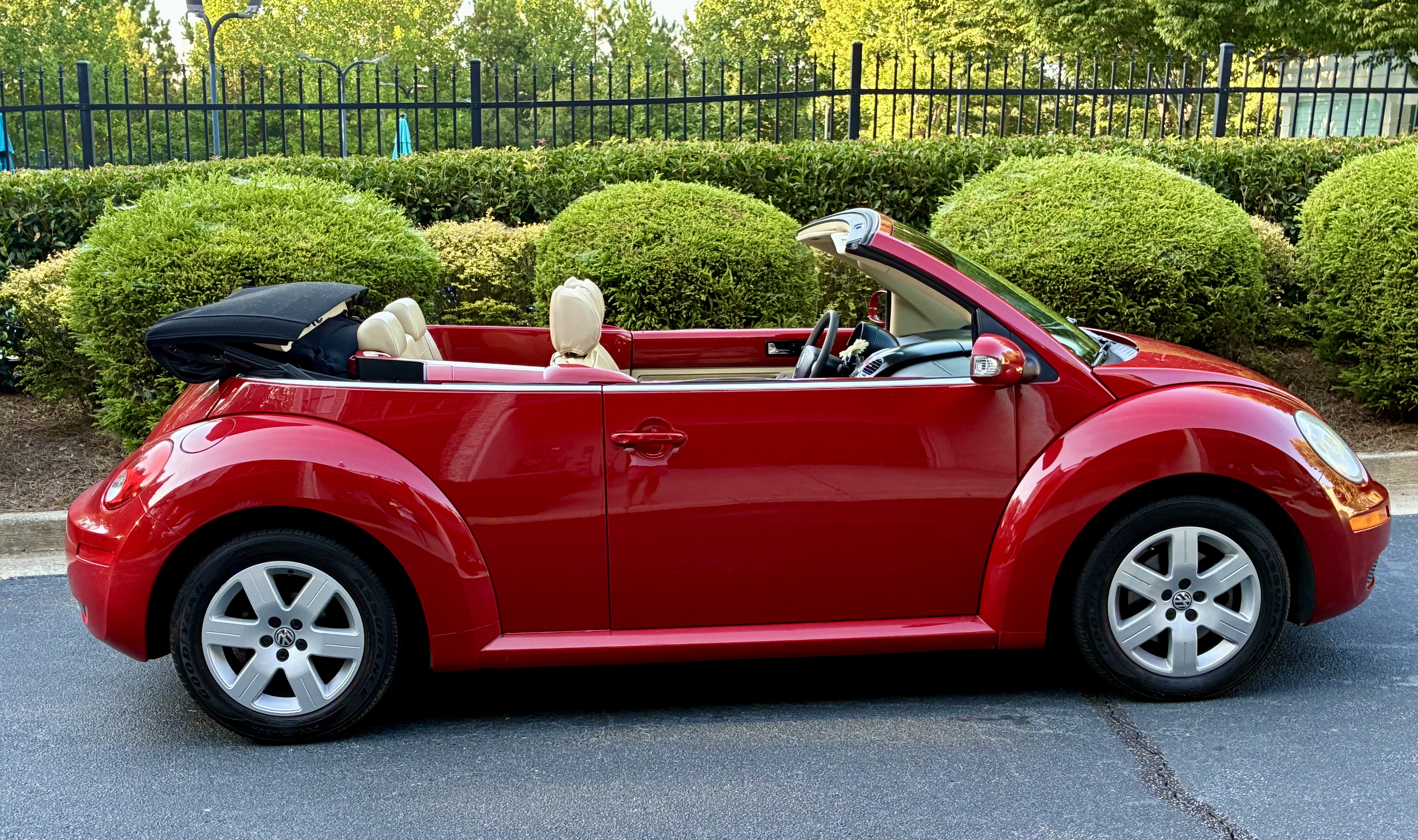 Used 2007 Volkswagen Beetle Convertible w/ Package 1 FWD image 16