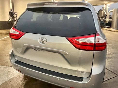 Used 2015 Toyota Sienna XLE Premium image 2