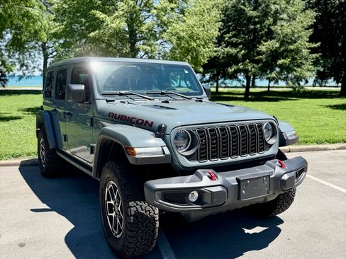 Used 2025 Jeep Wrangler Unlimited Rubicon w/ Convenience Group AWD/4WD image 6