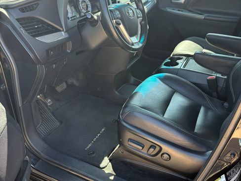 Used 2015 Toyota Sienna SE image 8
