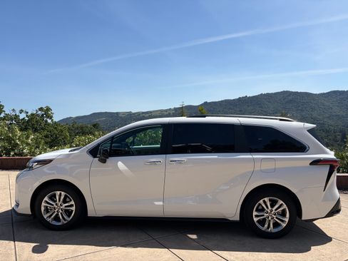 Used 2022 Toyota Sienna XSE w/ XSE Plus Package AWD/4WD image 4
