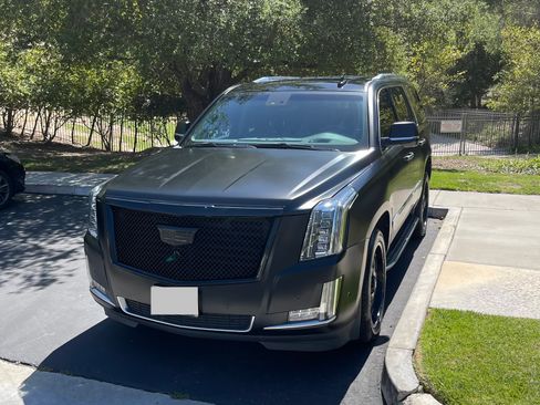 Used 2017 Cadillac Escalade Luxury image 1