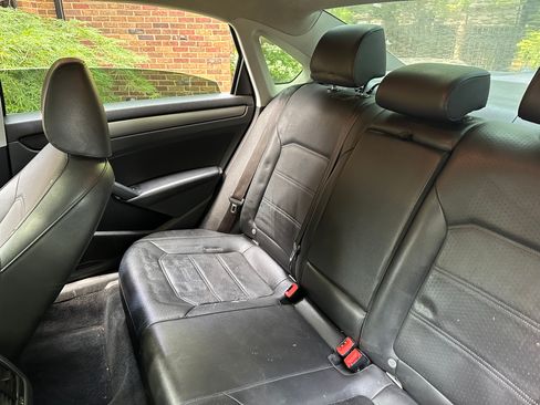 Used 2015 Volkswagen Passat TDI SE FWD image 16