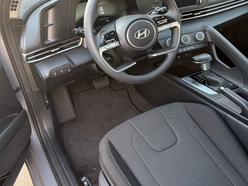 Used 2025 Hyundai Elantra SE image 16