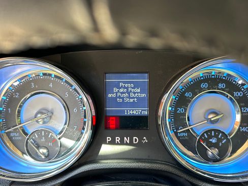 Used 2011 Chrysler 300 Limited image 6