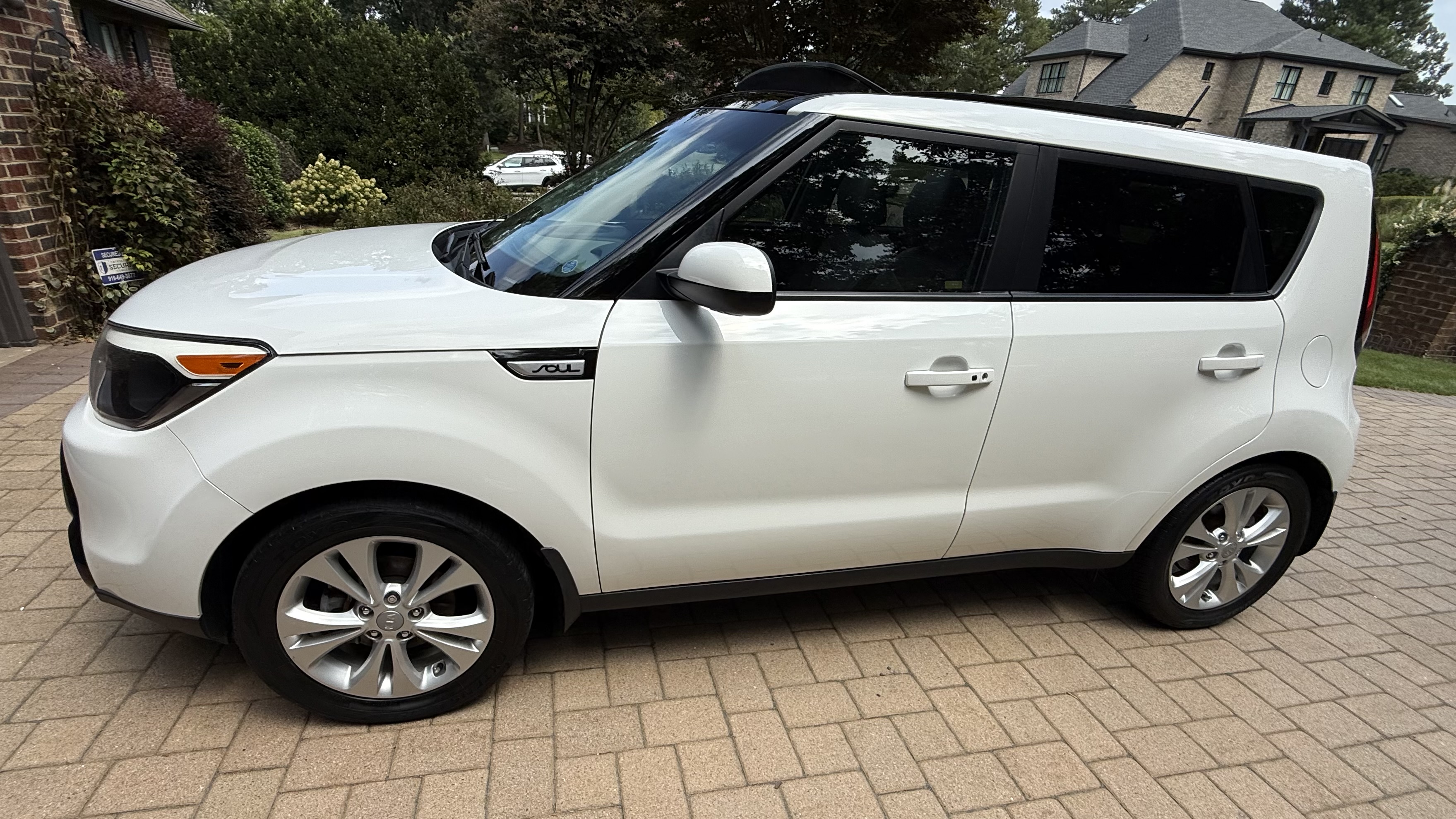 Used 2016 Kia Soul + w/ Primo Package FWD image 4