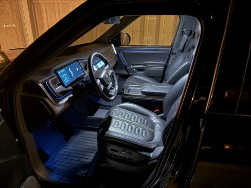 Used 2025 Rivian R1S Adventure image 15