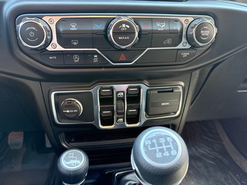 Used 2022 Jeep Wrangler Unlimited Sport AWD/4WD image 19