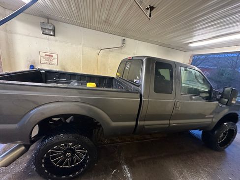 Used 2003 Ford F350 XLT image 2
