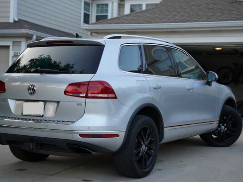 Used 2016 Volkswagen Touareg VR6 image 2