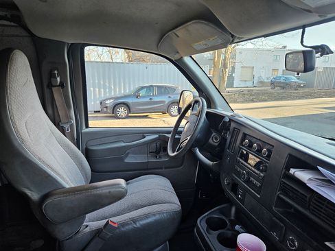 Used 2015 Chevrolet Express 3500 Extended image 16