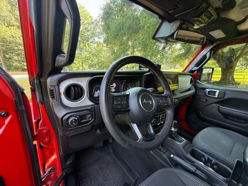 Used 2024 Jeep Gladiator Sport AWD/4WD image 11