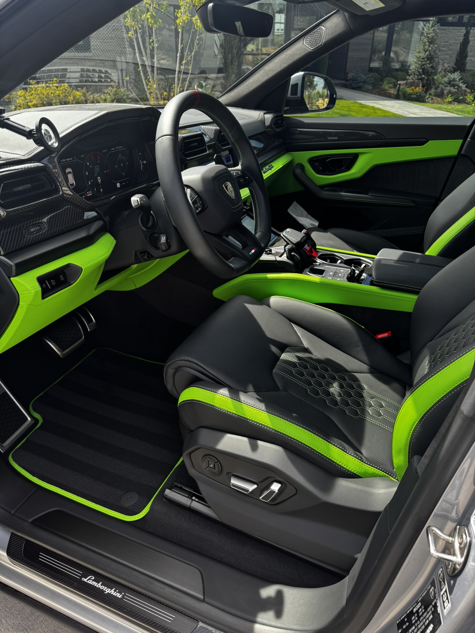Used 2025 Lamborghini Urus SE AWD/4WD image 17