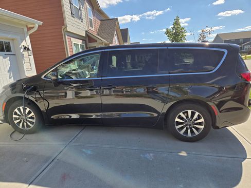 Used 2022 Chrysler Pacifica Touring-L image 2