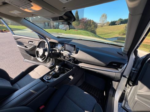 Used 2021 Nissan Rogue SV image 11