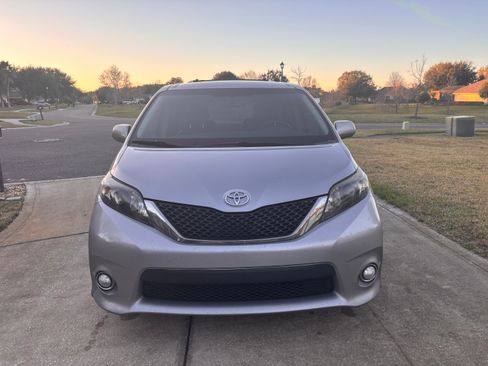 Used 2013 Toyota Sienna SE image 2