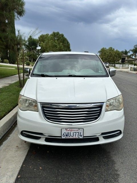 Used 2012 Chrysler Town & Country Touring-L w/ Trailer Tow Group FWD image 8