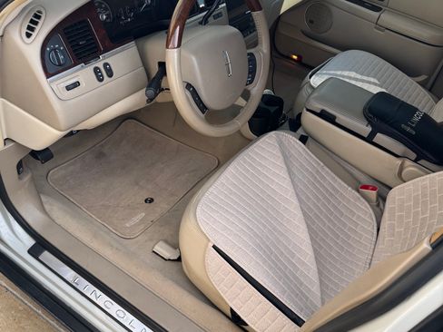 Used 2006 Lincoln Town Car Signature L image 19