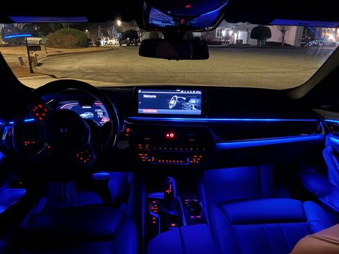 Used 2021 BMW M550i xDrive w/ Executive Package image 25