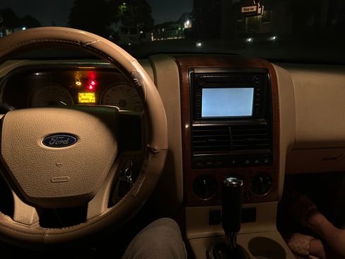 Used 2006 Ford Explorer Eddie Bauer image 5