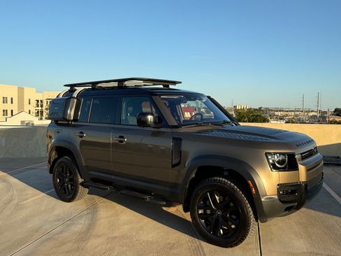 Used 2020 Land Rover Defender 110 SE image 6