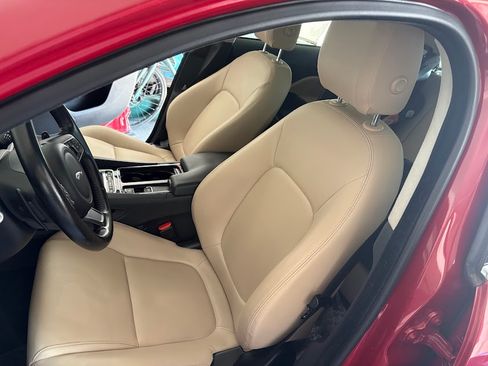 Used 2019 Jaguar F-PACE Premium image 8