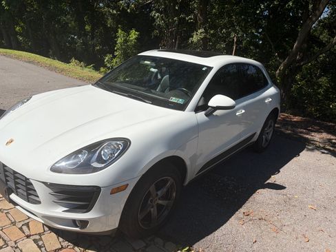 Used 2018 Porsche Macan Sport Edition AWD/4WD image 2