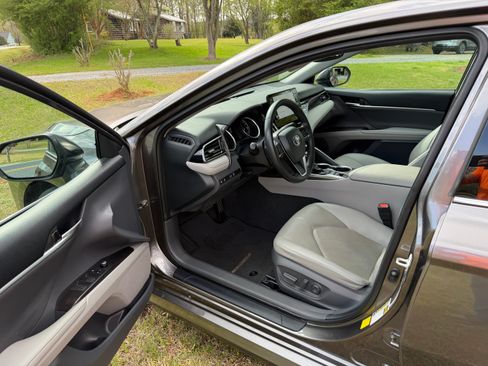Used 2021 Toyota Camry XLE image 8