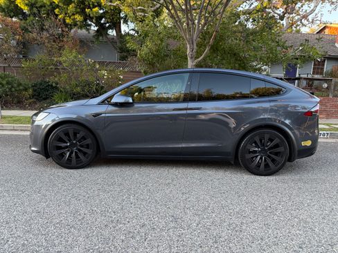 Used 2022 Tesla Model X Plaid image 6