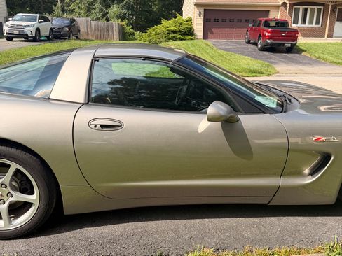 Used 1999 Chevrolet Corvette Coupe w/ Memory Pkg RWD image 10