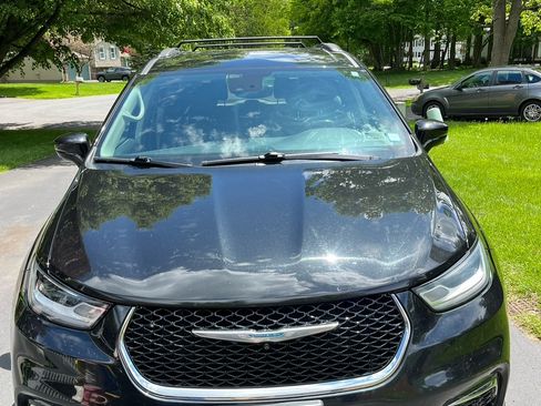 Used 2021 Chrysler Pacifica Touring-L image 2