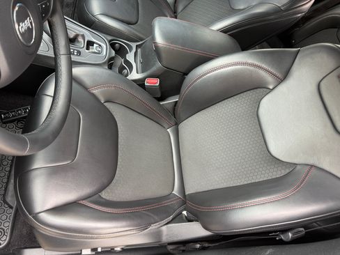 Used 2019 Jeep Cherokee Trailhawk w/ Comfort/Convenience Group image 18