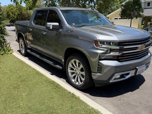 Used 2020 Chevrolet Silverado 1500 High Country w/ Technology Package AWD/4WD image 1