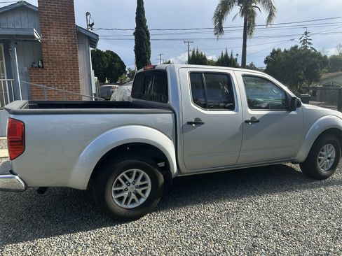 Used 2016 Nissan Frontier SV image 1