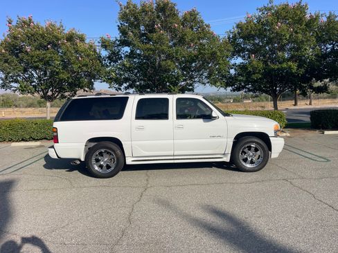 Used 2004 GMC Yukon XL Denali image 1
