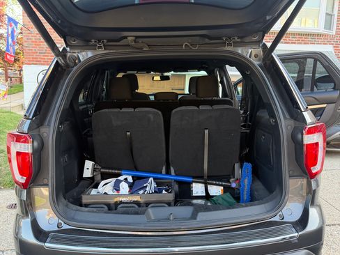 Used 2018 Ford Explorer XLT w/ Equipment Group 201A AWD/4WD image 17