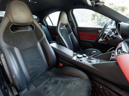 Used 2018 Alfa Romeo Giulia Quadrifoglio image 6