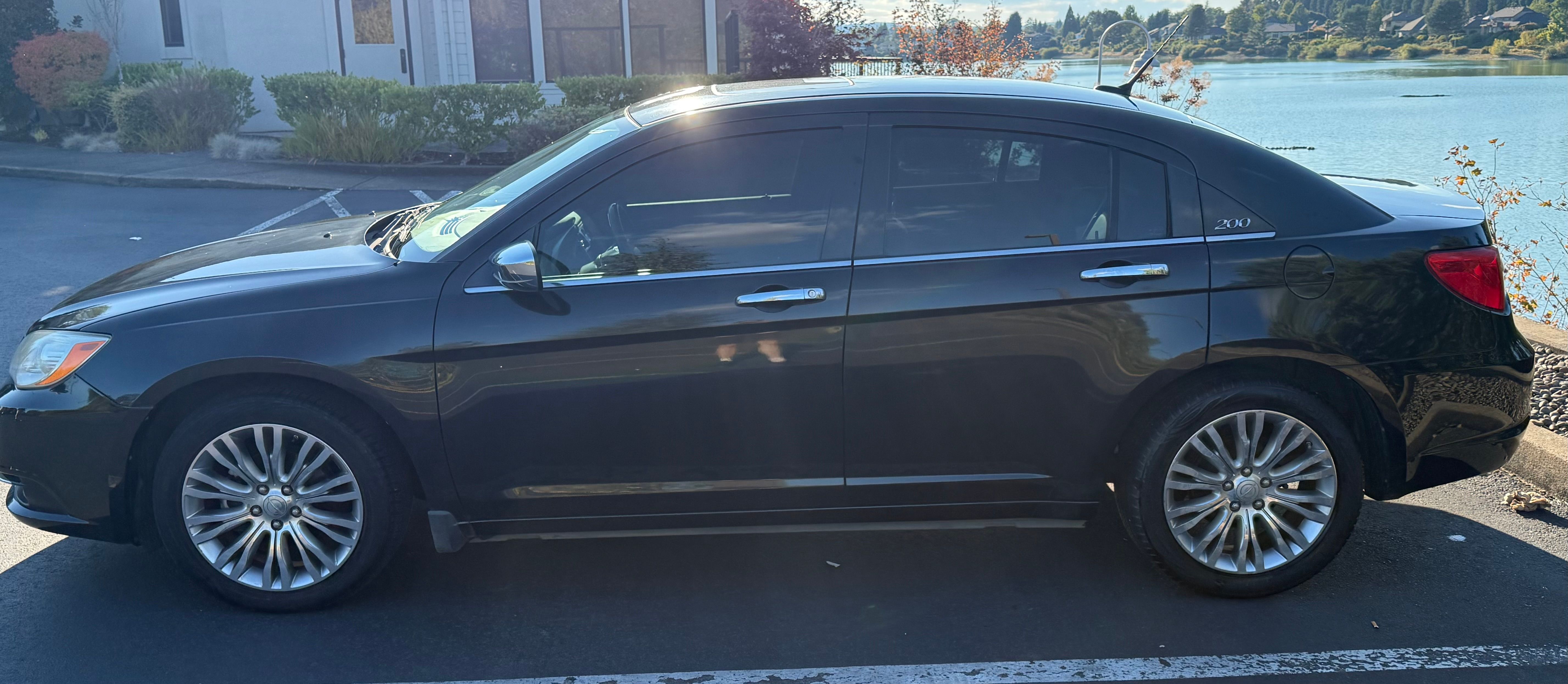 Used 2011 Chrysler 200 Limited FWD image 5