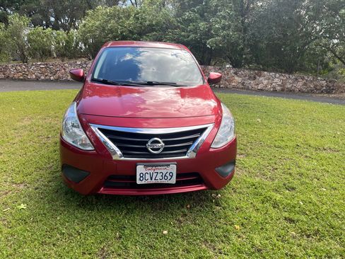 Used 2018 Nissan Versa SV FWD image 2