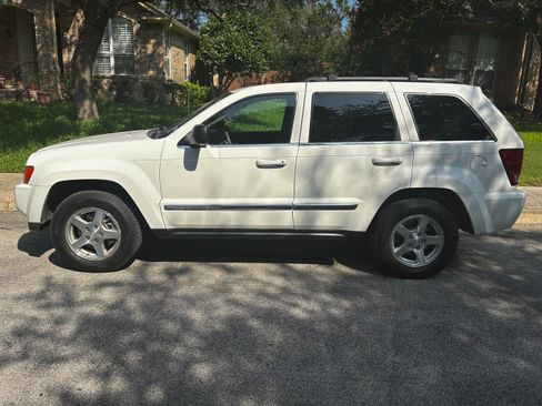 Used 2005 Jeep Grand Cherokee Limited RWD image 2