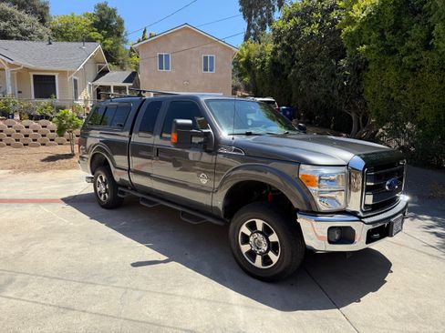 Used 2016 Ford F250 Lariat w/ Lariat Interior Package AWD/4WD image 4