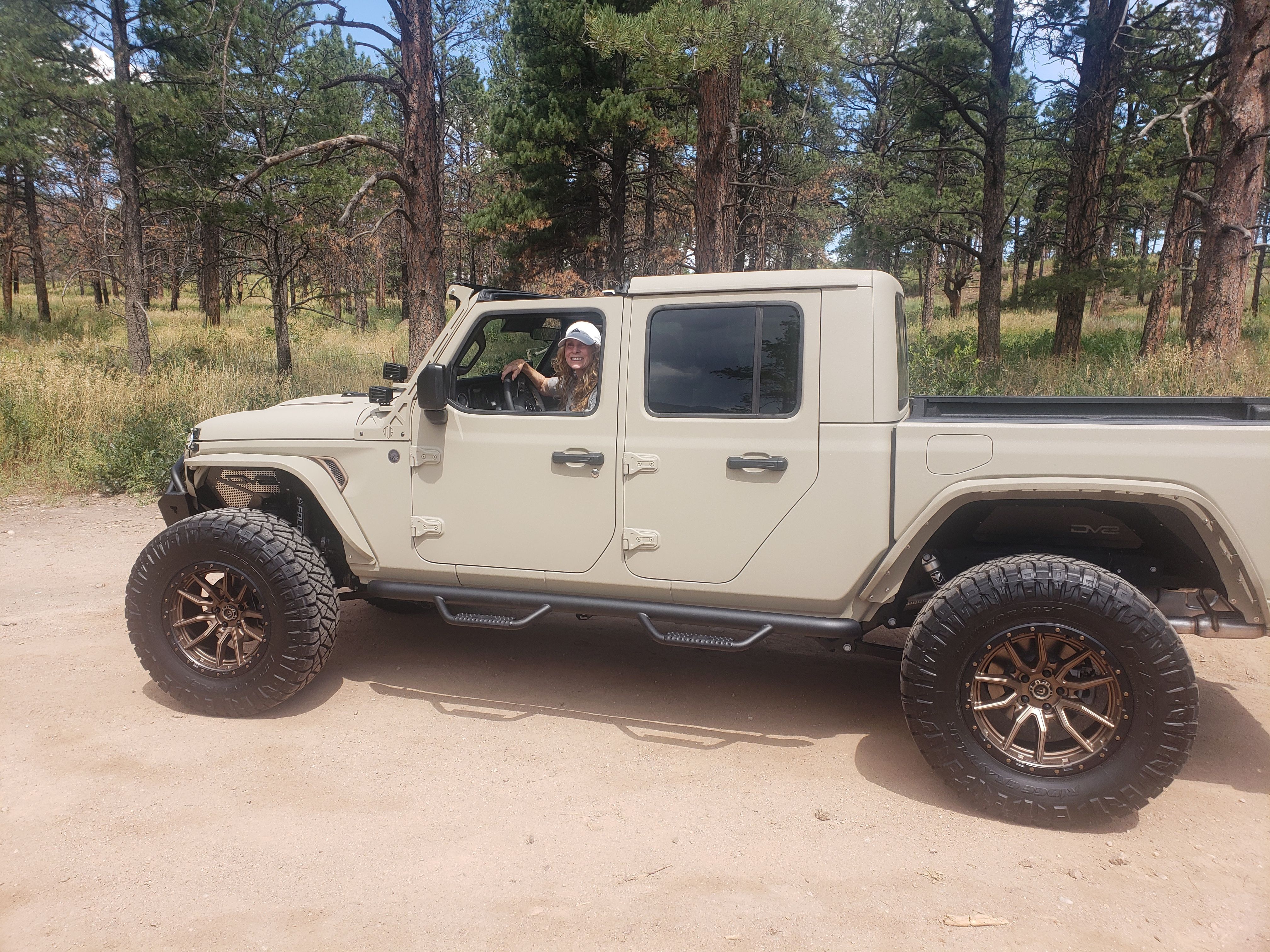 Used 2024 Jeep Gladiator Sport AWD/4WD image 2