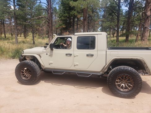 Used 2024 Jeep Gladiator Sport AWD/4WD image 2