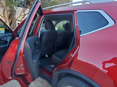 Used 2018 Nissan Rogue SV w/ Premium Package image 4