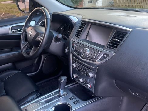 Used 2019 Nissan Pathfinder SL image 8