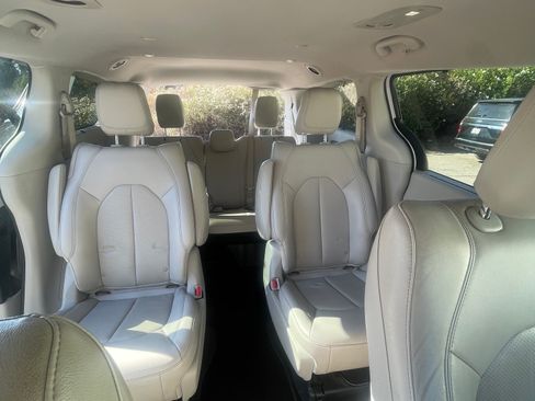 Used 2018 Chrysler Pacifica Touring-L FWD image 10