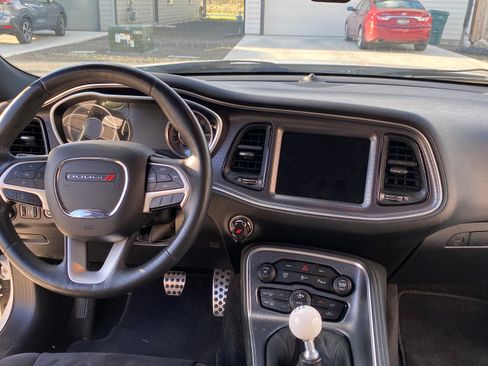 Used 2015 Dodge Challenger R/T Scat Pack w/ Leather Interior Group RWD image 9